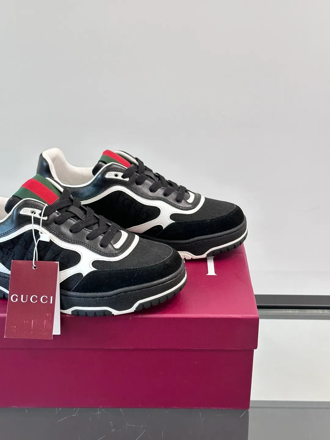 Men's Men's Shoes 💰480 [New Style] 🦨🦨Gucci 𝐆𝐮𝐜𝐜𝐢 𝐑𝐞-𝐖𝐞𝐛 As a sneaker created by Sabato De Sarno for Gucci, the Re-Web series reinterprets the brand's classic stripes, with bold and unique details to set off a modern silhouette design. These shoes are crafted from white leather. This new sneaker is ingeniously decorated with many of the brand's classic details, and is equipped with a bright red and green webbing tongue, which will make people fall in love at first sight. White leather has been specially treated to be soft and shiny, with an embossed grained texture. Script Gucci logo and Interlocking G web label with Interlocking G and script Gucci logo. Rubber outsole with Interlocking G detail eyelets. Web tongue. Size: Female 35-40 (Female 41, 42 customized). Male 38-44 (45, 46 customized)